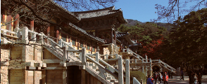 Der Bulguksa-Tempel in Gyeongju stammt aus der Silla-Dynastie. Der Bulguksa-Tempel
