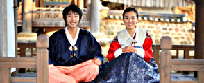 Zwei Koreaner im traditionellen Hanbok